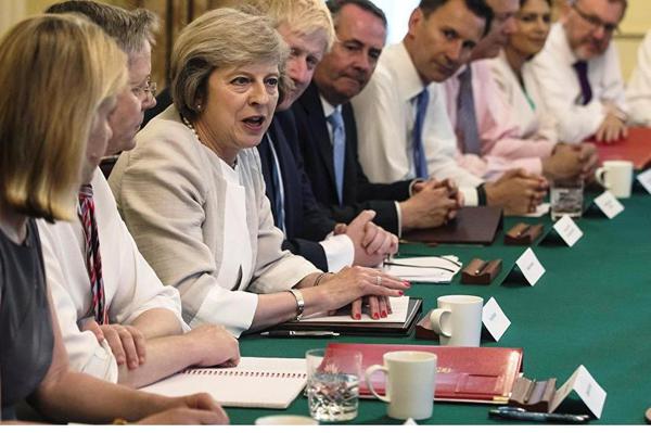 ترزا مِی اولین جلسه کابینه جدید بریتانیا را برگزار کرد