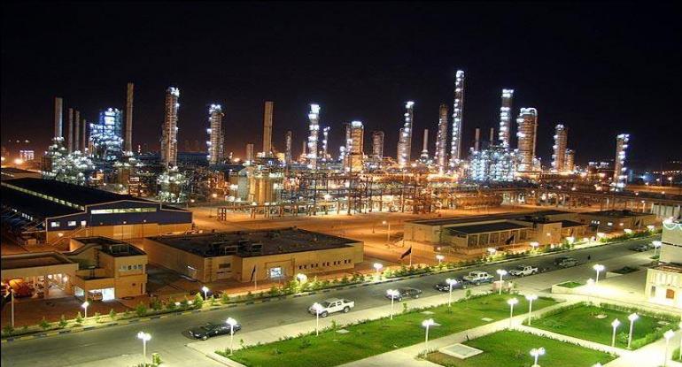سیاست های غلط وزارت نفت فعالیت صنایع پتروشیمی را با مشکل مواجه کرده است